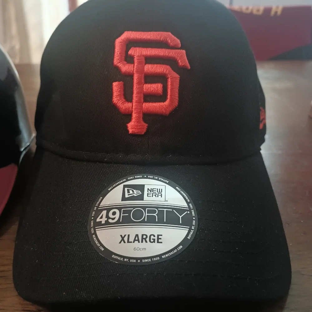 San Francisco Giants New Era Baseball Cap with retro collectible batting helmet.